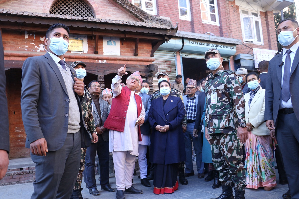 हाकुपटासीमा सजिएकी राष्ट्रपति भण्डारी विद्युतीय बस चढेर पाटनढोकामा